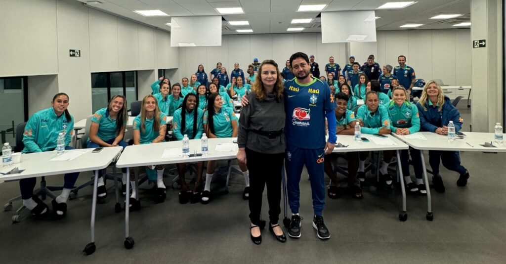 Lúcia Helena com a seleção de futebol feminino nas Olimpíadas de Paris